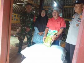 PEMBAGIAN BENIH PADI  KEPADA KELOMPOK TANI DI KARANGTENGAH